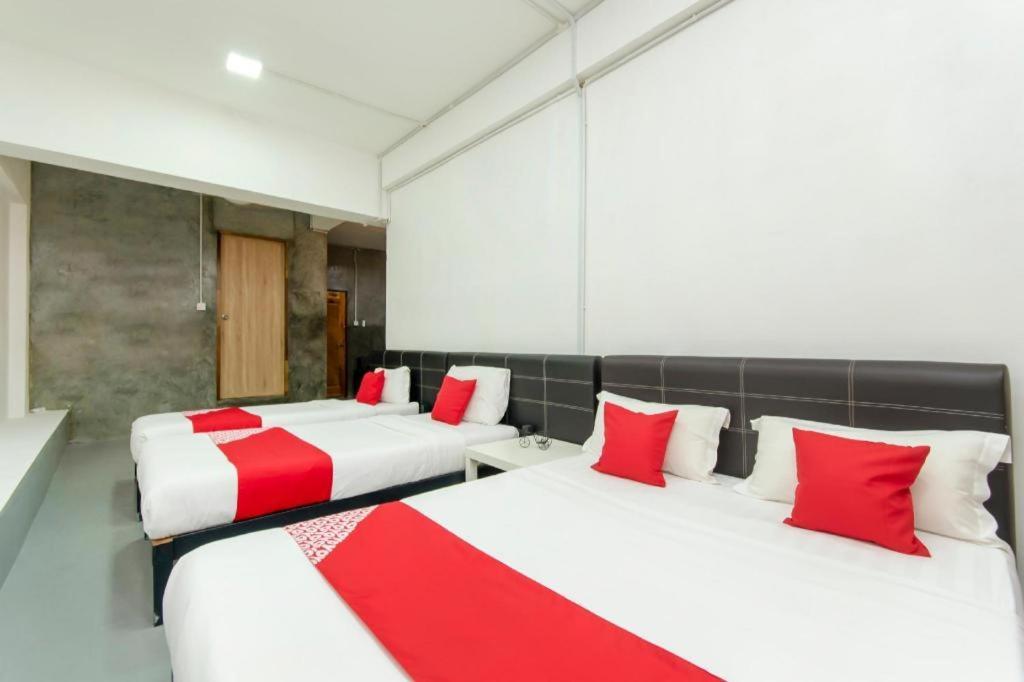 Oyo 43993 Madsuite Kota Kinabalu Exterior photo